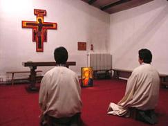 Dans la salle de pri�re de l'aum�nerie...le plus souvent, j'�tais seul, mais de temps � autre, j'�tais rejoint par Beno�t.
